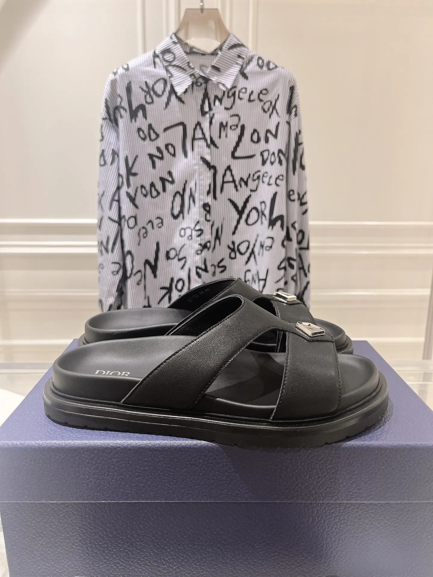 👟👟Ex-factory price 420👟👟 #Men's top version 𝐃𝐈𝐎𝐑# Dior's new men's summer slippers 🔥Purchase the original development Alias ​​sandals are new products in 2024. They are a leisurely and exquisite work. The upper is made of imported denim ➕ calfskin 🔥 Original molded rubber outsole provides the best comfort 🔥 ✔️Size: #38-46